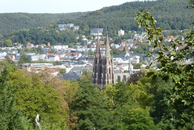 Blick aus dem Schlosspark zur Elisabethkirche.