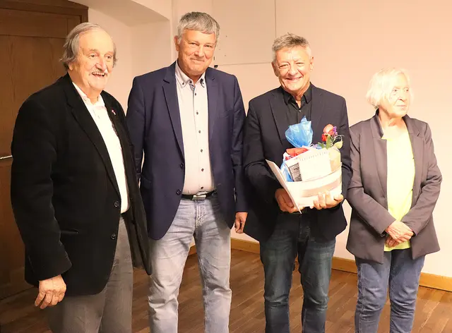 Klaus Hopp links hatte für Reiner Link einen Geschenkkorb zum Abschied besorgt, hier von links Klaus Hopp, Rolf Ricker, Reiner Link und Theresia Kern | Foto: Marianne Stenglein