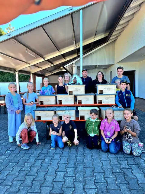 Stolz präsentieren die frisch gebackenen Igel-Freunde ihre Igelschlafhäuser. | Foto: Martina Mahl