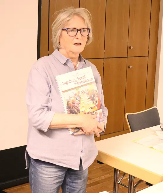 Barbara Kächele stellte ihr internationales Kochbuch vor und bot den DFG Mitgliedern an, bei möglichem Platz in ihren Kochkursen daran teilzuhaben. | Foto: Marianne Stenglein
