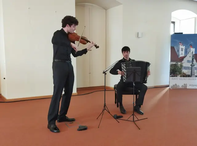 Andrea Cicalese (links) und Antonio del Castillo (rechts) präsentierten sich in Wertingen als kongeniales und musikalisch außergewöhnlich fein aufeinander abgestimmtes Duo. Ihre Interpretation verband technische Brillanz mit großer Emotionalität und sichtbarer Freude am gemeinsamen Musizieren.