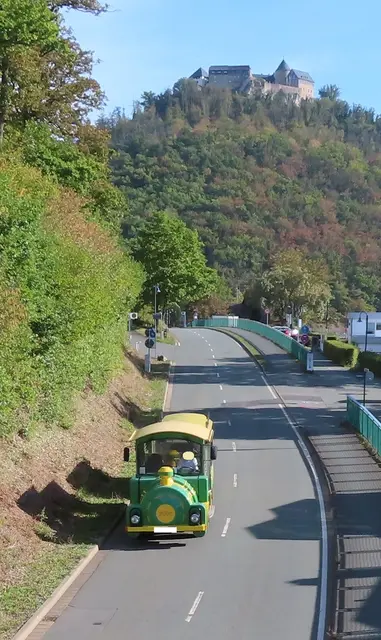 Die "Gecko-Bahn" auf dem Weg zur Haltestelle Strandbad" mit dem "Schloss Waldeck". Das Foto habe ich gegen 10.20 Uhr von der Brücke gemacht, die vom Parkplatz (li. außerhalb des Bildes) zur Haltestelle "Strandbad" am "Edersee" (re. außerhalb des Bildes) führt. | Foto: M. A.
