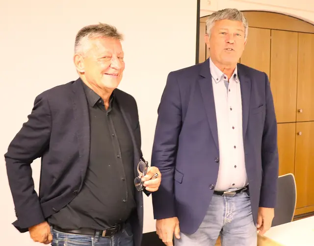 links Schatzmeister Rolf Ricker bei seinem Laudatio über Reiner Link | Foto: Marianne Stenglein