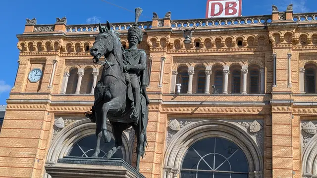 Ernst August Denkmal vor dem Hauptbahnhof.