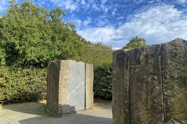 Skulpturen aus französischem Granit (1986) | Foto: copyright Margot Klütsch