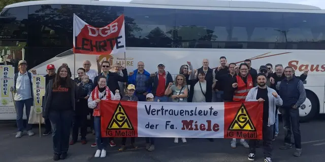 Gewerkschafter des DGB und die Kolleginnen und Kollegen von Miele bei der Abfahrt mit dem Bus zur Demo nach Hannover. Die Kolleginnen und Kollegen der Stadtverwaltung und aus anderen Bereichen sind mit der S-Bahn zur Demo gefahren. | Foto: DGB Lehrte / Privat 