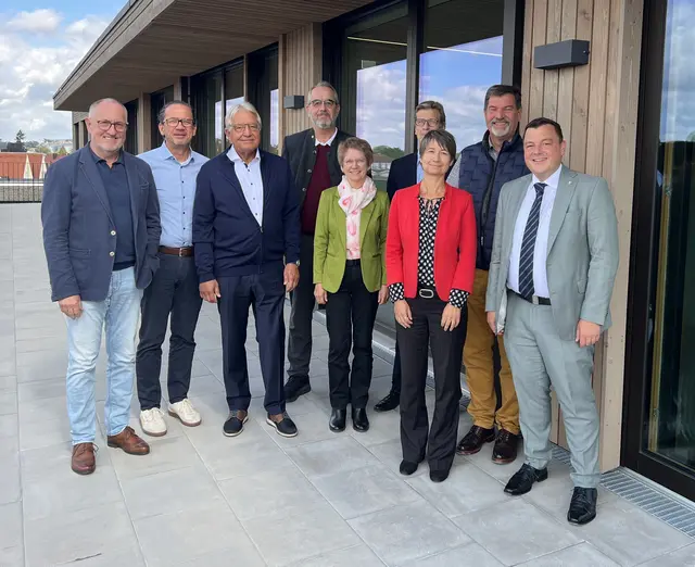 Auf dem Bild von Links: AktivSenioren Bayern e.V.  Thomas Goldstein, Thilo Jordan, Richard Baumann, Stefan Geyrhalter Vorsitzender Schwaben, Brigitte Kuppka, Wirtschaftsförderin Danieal Eder, Landrat Dr. Marc Strum, hintere Reihe: AktivSenioren Rudolf Fischer, Franz X. Gutmann | Foto: Bild: AktivSenioren Bayern e.V.