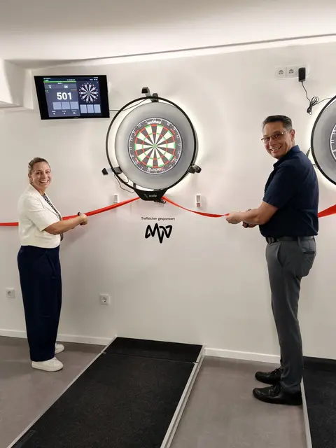 Erste Bürgermeisterin Susanne Olita eröffnete zusammen mit dem 1. Präsidenten des Vereins Arne Zießow die neue Dartsanlage im Keller des TSV Gersthofen | Foto: TSV Gersthofen