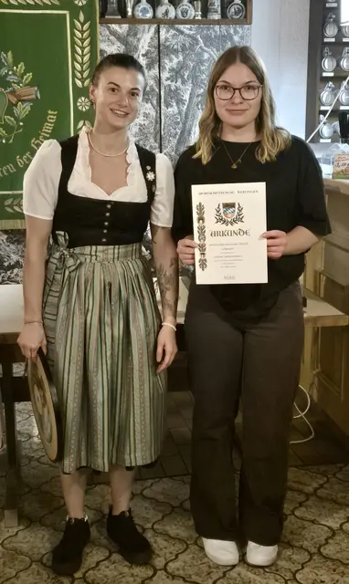Stellvertretend nahmen Alisa Kratzl und Sophie Laschkowski die Urkunde des Schützengau für den 1. Platz der 1. Luftgewehrmannschaft entgegen | Foto: Christian Kratzl