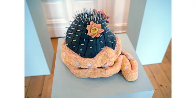 Titel: Umarmung von Saya Schulzen 

Bild aus Artikel in Myheimat: „Bildende Kunst Plastik. Junge Positionen im Raum: Auswahlausstellung zum Märkischen Stipendium 2027 – Bildende Kunst Plastik in der Villa Wessel.“