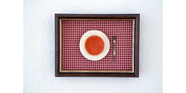 Titel: Suppe mit Gabek von Laura Sperl 

Bild aus Artikel in Myheimat: „Bildende Kunst Plastik. Junge Positionen im Raum: Auswahlausstellung zum Märkischen Stipendium 2027 – Bildende Kunst Plastik in der Villa Wessel.“