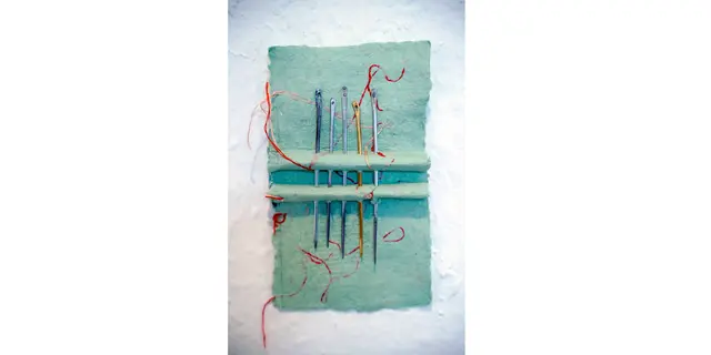 Titel: Ruhende Kräfte  von Saya Schulzen 

Bild aus Artikel in Myheimat: „Bildende Kunst Plastik. Junge Positionen im Raum: Auswahlausstellung zum Märkischen Stipendium 2027 – Bildende Kunst Plastik in der Villa Wessel.“  