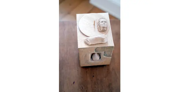 Titel: Schatulle für die Wanderkastenrolle Bir Gün Bir Dalga  von  Laura Sperl

Bild aus Artikel in Myheimat: „Bildende Kunst Plastik. Junge Positionen im Raum: Auswahlausstellung zum Märkischen Stipendium 2027 – Bildende Kunst Plastik in der Villa Wessel.“