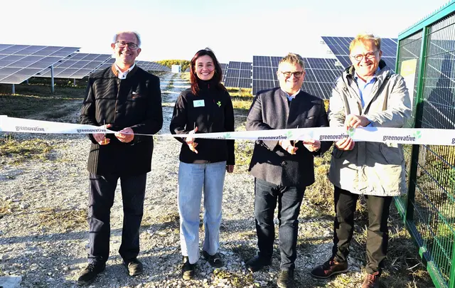 Feierlich mit dem berühmten Scherenschnitt eröffneten der stellvertretende Landrat Martin Stegmair, Greenovative-Projektleiterin Alina Haider, Bürgermeister Josef Schmidberger sowie Gründer und Inhaber Franz Uhl (von links) die beiden neuen Solarparks „Pessenburgheim I“ und „Pessenburgheim II“.
 | Foto: Peter Heider