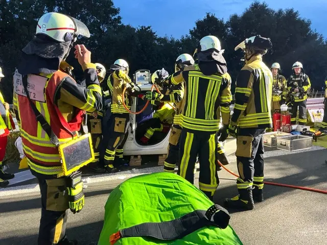 Verkehrsunfall auf der A40: Schwerverletzte Person nach technischer Rettung aus Fahrzeug befreit | Foto: Feuerwehr Bochum