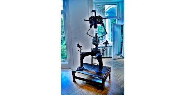 Titel: Der Titel, dieser Skulptur hat den wundervollen Namen: ...  von Achim Saar 

Bild aus Artikel in Myheimat: „Bildende Kunst Plastik. Junge Positionen im Raum: Auswahlausstellung zum Märkischen Stipendium 2027 – Bildende Kunst Plastik in der Villa Wessel.“
