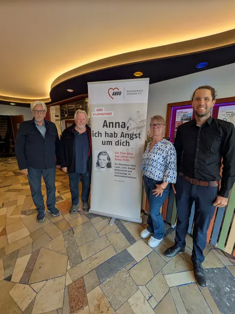 Freuten sich über die gelungene AWO-Filmmatinee in Rennertshofen, von links: Horst Winter (Vorsitzender des AWO Kreisverbands Neuburg), Josef Pröll (Filmemacher und Regisseur), Barbara Mörtel (Vorsitzende des AWO Ortsvereins Rennertshofen) und Marcel Keller (Beauftragte für Bildung, Demokratie und Erinnerungsarbeit im Präsidium der AWO Schwaben).  | Foto: AWO Schwaben / Martina Lang