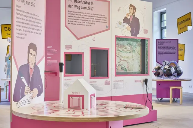 Von hier nach dort
Führung durch die Sonderausstellung im Schiffshebewerk Henrichenburg
Blick in die Ausstellung "Von hier nach dort. Unterwegs mit Kompass und Navi!"  | Foto: Foto: LWL / Philipp Harms