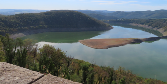 ... auf die "Hopfenberge" und in Richtung Staumauer (hinter den "Hopfenbergen"). | Foto: M. A: