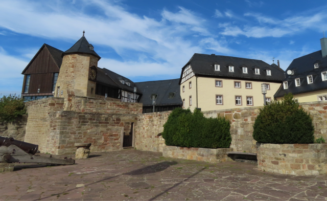 Ein Teil der "Schlossterrasse" mit dem "Uhrenturm" zum Abschluss. | Foto: M. A.