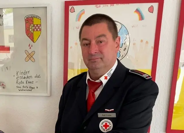 Ralf Frede, erfahrener Ausbilder und Einsatzkraft im Katastrophenschutz auf Kreis- und Landesverbandsebene, gibt einen praxisnahen Überblick darüber, wie sich Haushalte auf unterschiedliche Krisensituationen vorbereiten können. | Foto: DRK-Kreisverband Wattenscheid e.V.