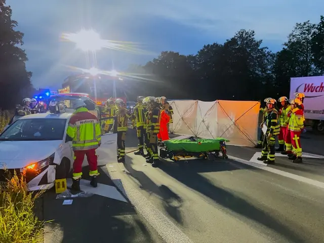 Schwerverletzte Person nach technischer Rettung aus Fahrzeug befreit  | Foto: Feuerwehr Bochum