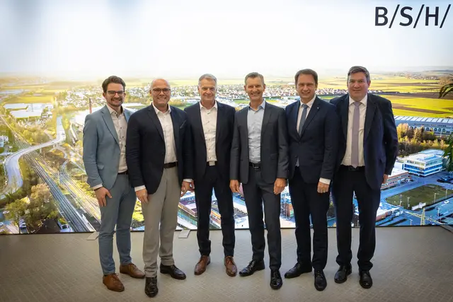 Festakt 50 Jahre Geschirrspülen:
v.l.n.r.: Manuel Knoll, Dr. Fabian Mehring, Claus Köther, Lars Schubert,
Frank Kunz, Markus Müller | Foto: BSH Hausgeräte GmbH