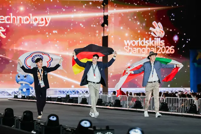Tobias Kelz von der Schreinerei Jocham aus Marktoberdorf holte bei den WorldSkills in Shanghai in China Gold im Wettbewerb der Möbelschreiner und genoss sichtlich seine Siegerehrung. | Foto: WorldSkills International