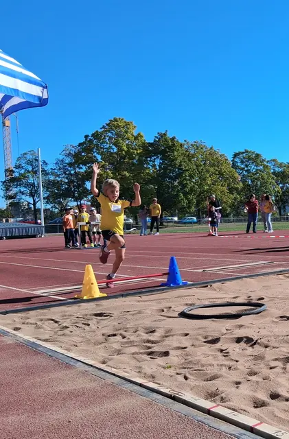 Sarah (U8) gibt alles und versucht den Reifen mit ihrem Sprung zu treffen. 
 | Foto: N. Scheich