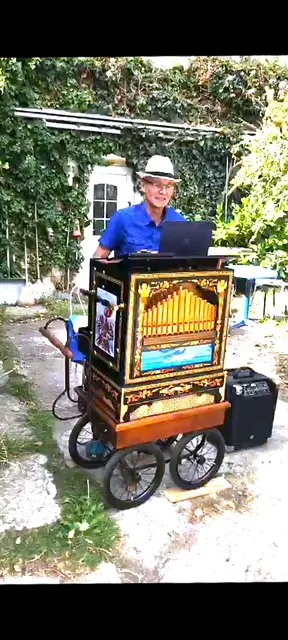 "Hurdy-Gurdy-Hermann" beim herbstlichen Museumsfest 2026 am Maskenmuseum Diedorf (Foto Moni Plant)