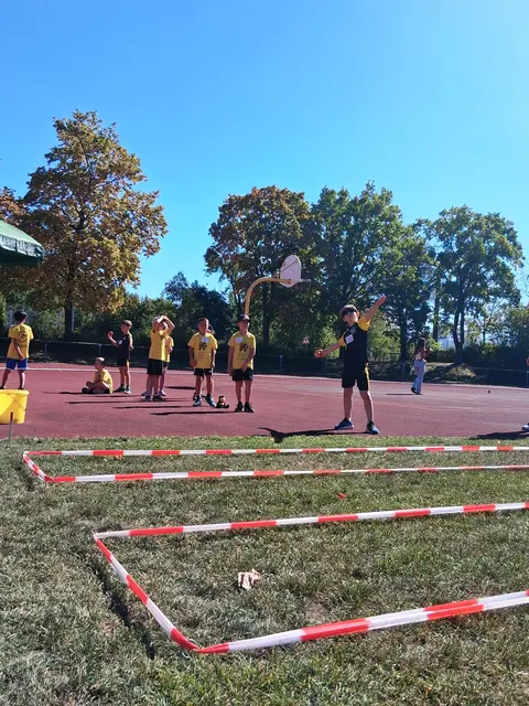 Das Team 2 der Gersthofer U10 zeigt ihr Können beim Schlagwurf. | Foto: N. Scheich