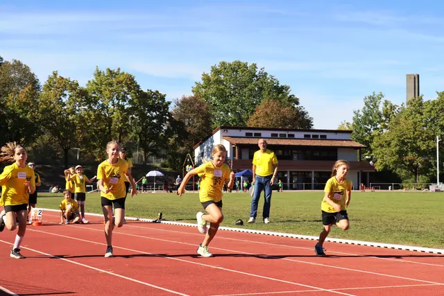 v.l.n.r.: Lena, Kira, Lena und Clara liefern sich ein starkes Rennen beim 40m-Sprint.  | Foto: M. Linder