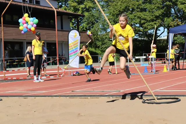 Kira (U10) trifft den Reifen mit dem Stabweitsprung Stab perfekt und sorgt so für eine perfekte Landung.  | Foto: M. Linder