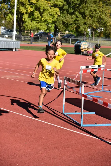 Die U10 Athleten holen nochmals alles aus sich heraus beim Transportlauf.  | Foto: H. Lauer