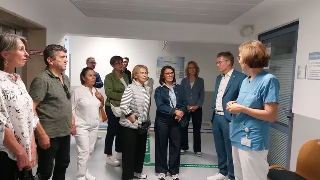 Klinikvorstand Martin Gösele und die Ärztliche Direktorin Dr. Marleen Pfeiffer beim Erläutern der Abläufe und der Arbeit im Krankenhaus