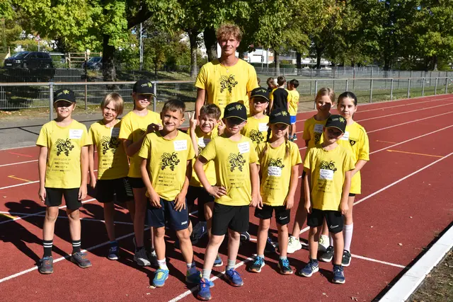 Mannschaft 1 der Gersthofer U10 wartet gebannt mit ihrem Trainer Maximilian Scheich auf den Startpfiff des Transportlaufes, der letzten Disziplin des Wettkampftages.  | Foto: H. Lauer