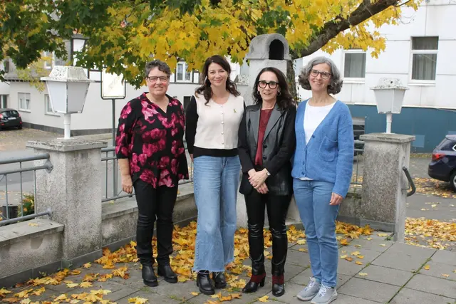 Laden zur Eröffnung des neuen Teilhabezentrums ein: (v.l.) Erika Gerstmann von der Kontakt- und Beratungsstelle, Lea Kriesche, Fachliche Leitung Assistenz in eigener Häuslichkeit / Betreutes Wohnen in Familien, Andrea Engelmann, Leitung LWL-Wohnverbund Marsberg und Anke Blank, Ärztliche Direktorin des LWL-Klinikums Marsberg. Bild: LWL | Foto: Bild: LWL