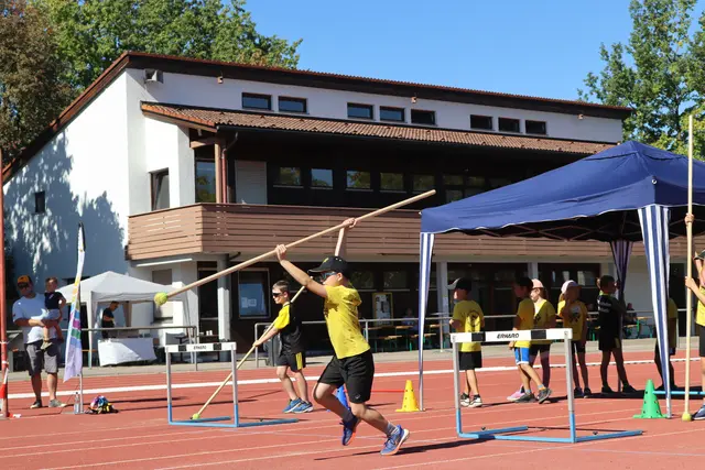Auch der Anlauf muss für den Stabweitsprung sitzen, hier Leonardo (U10), der mit der Handhaltung seines Stabes beste Voraussetzungen für einen guten Einstich in den Reifen liefert.  | Foto: M. Linder