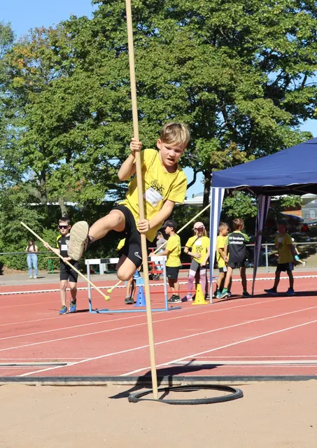 Aaron (U10) lässt sich mit dem Stabweitsprung Stab in die Luft katapultieren.  | Foto: M. Linder