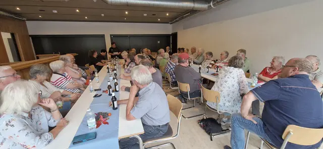1. Vorsitzende Anne Petri begrüßt die Mitglieder zur Mitgliederversammlung des VDK Ortsgruppe Hatzfeld