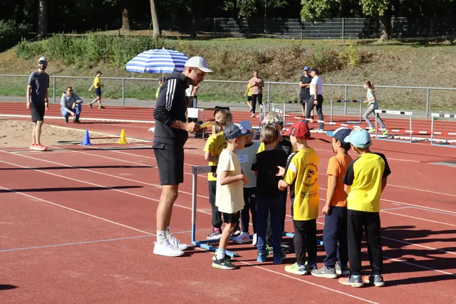 Das Team 1 der U8 bei der Vorbereitung für den Zielweitsprung  | Foto: M. Linder