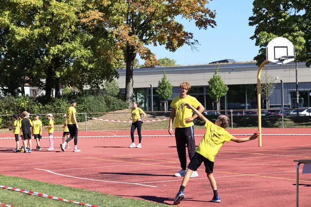 Quirin (U10) zeigt sein Können im Schlagwurf.  | Foto: M. Linder