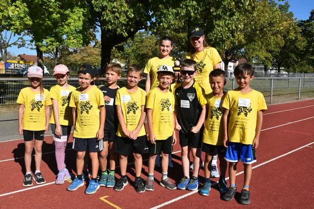 Mannschaft 2 der Gersthofer U10 wartet gebannt mit ihren Trainerinnen Hanna Finsterer und Nicole Scheich auf den Startpfiff des Transportlaufes, der letzten Disziplin des Wettkampftages.  | Foto: H. Lauer