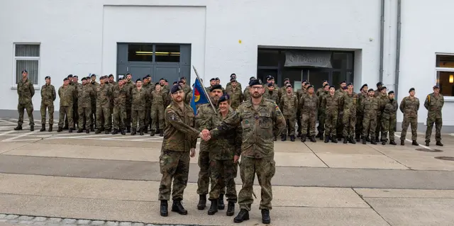 Korvettenkapitän Sven O, der Wimpelträger der 4. Kompanie, Major Tamara B. und Hauptmann Wolfgang B. (im Vordergrund von links nach rechts) bei der Kompanieübergabe. | Foto: Eric Oehme