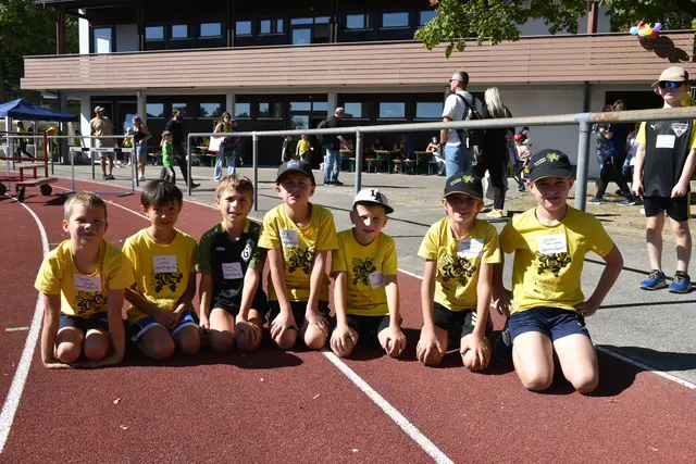 Die Athletinnen und Athleten der U10 warten gespannt auf den Start ihres Wettkampfes am Nachmittag.  | Foto: H. Lauer
