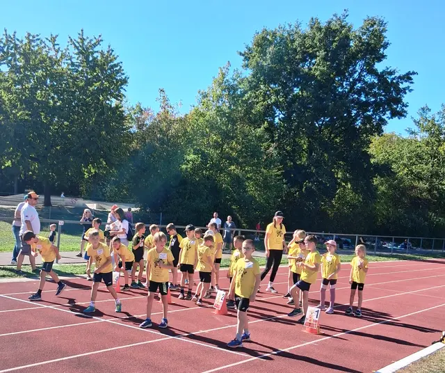 Die U10 macht sich bereit für ihre vorletzte Disziplin am Wettkampftag, den 40m-Sprint.  | Foto: H. Finsterer