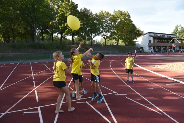 Nach erfolgreichem Wettkampf der U10, durfte auch eine Partie "Luftballon schlagen", passend in den Vereinsfarben, nicht fehlen. | Foto: H. Lauer