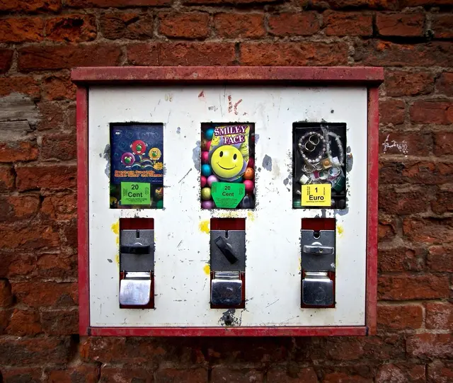 Ein echter Klassiker an der Backsteinwand: Nostalgischer Kaugummiautomat. | Foto: fridarika/Pixabay 