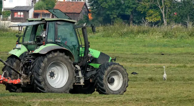 Die Arbeit des Bauern macht er sich zunutze