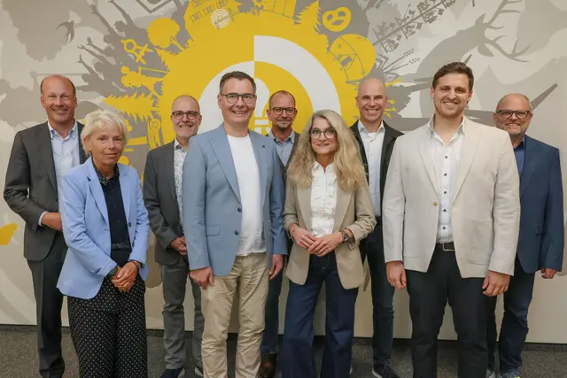  (v. l. n. r.) Landrat Martin Sailer, Schulamtsdirektorin Elisabeth Wieland, Leiter des Staatlichen Schulamts im Landkreis Augsburg Schulamtsdirektor Thomas Adleff, Tobias Reichenthaler, Rektor René Volbert, Simone Eisenbarth, Schulamtsdirektor Alexander Graßer, Johannes Reindl und Schulamtsdirektor Stefan Bader.  | Foto: Julia Pietsch